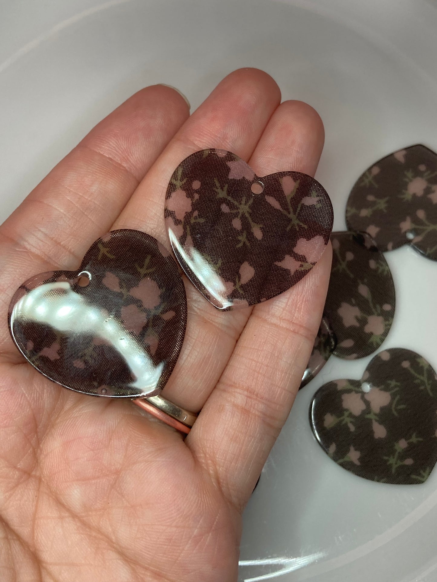 Floral Resin Hearts 32x34mm