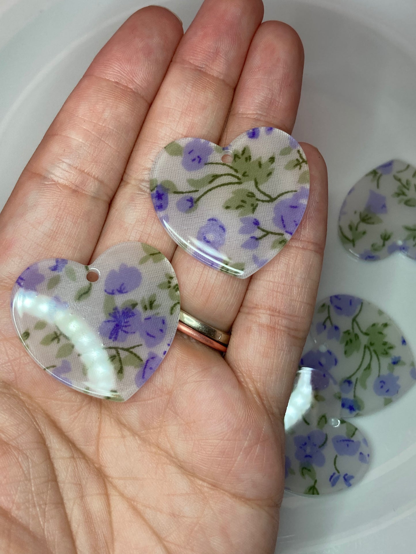 Floral Resin Hearts 32x34mm