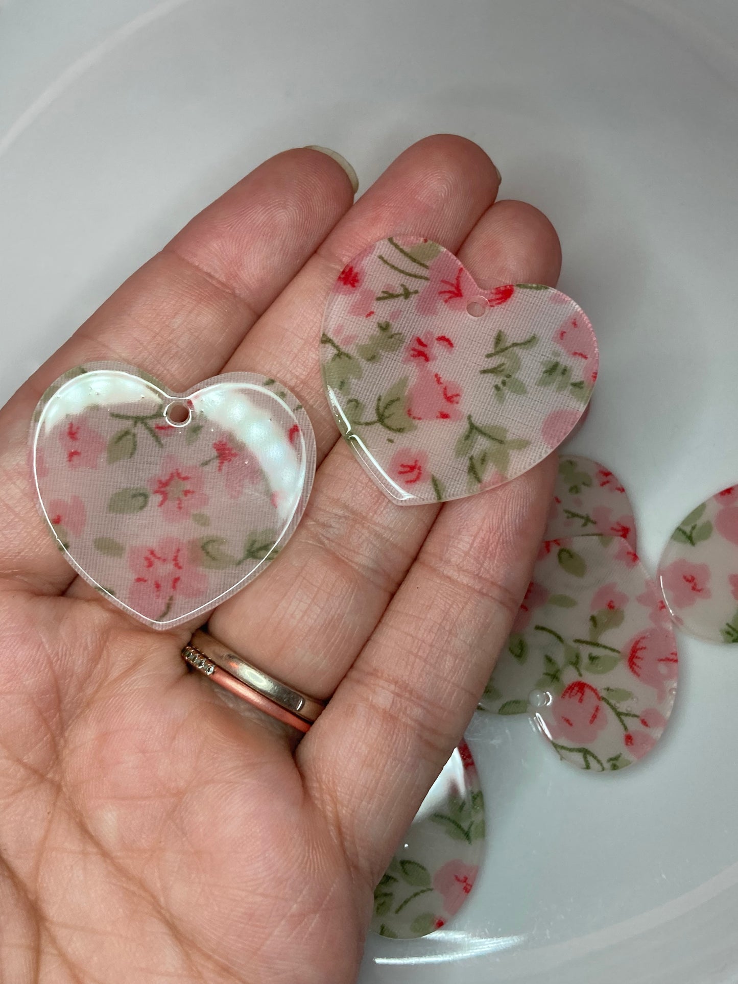 Floral Resin Hearts 32x34mm