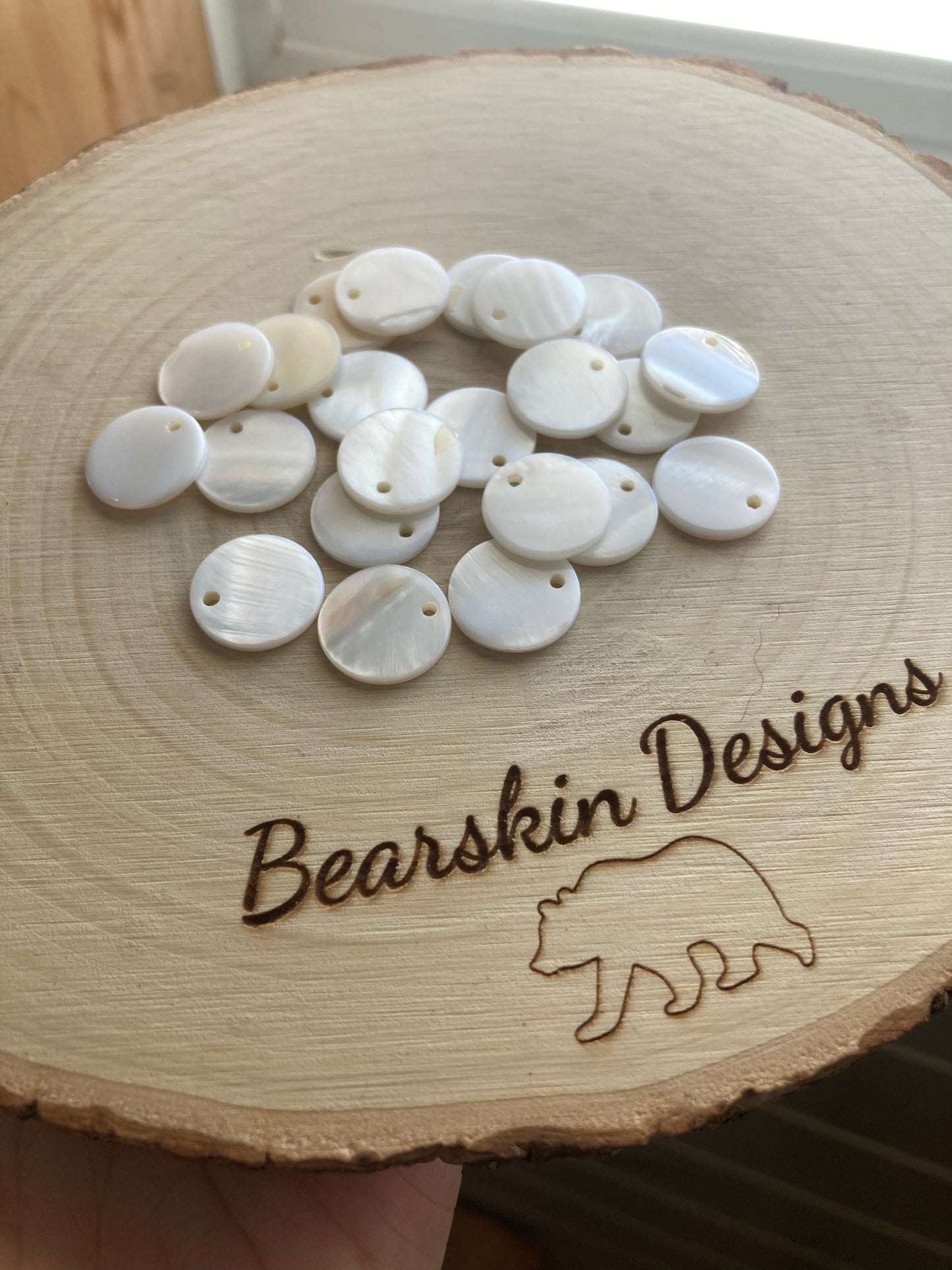 Mother Of Pearl Shell Round Cabs / Charms